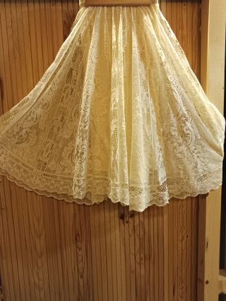 Falda larga de encaje beige