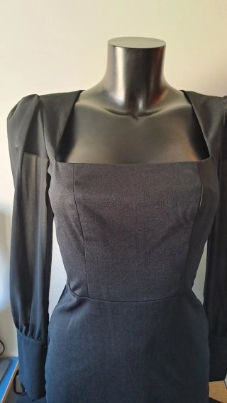 Vestido negro elegante mangas transparentes