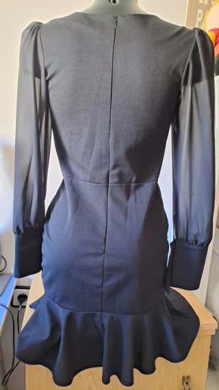 Vestido negro elegante mangas transparentes
