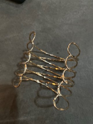 Brazalete dorado con diseño espiral