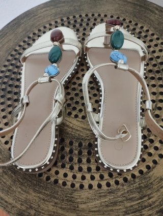 Sandalias doradas con pedrería