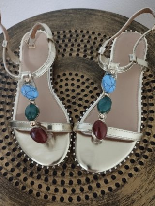 Sandalias doradas con pedrería