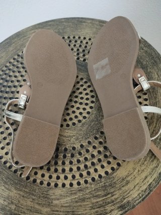 Sandalias doradas con pedrería