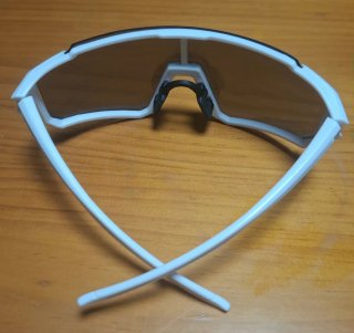 Gafas de sol deportivas blancas y plateado