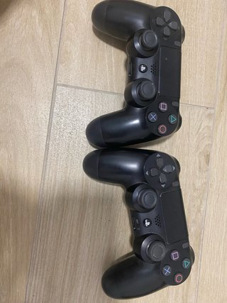 Consola PS4 con 2 mandos y 5 juegos y unos cascos