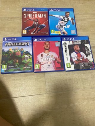 Consola PS4 con 2 mandos y 5 juegos y unos cascos