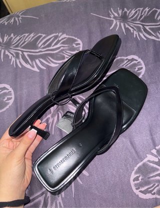 Sandalias Stradivarius negras tacón bajo