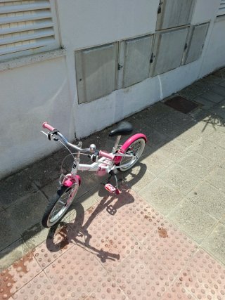 Bicicleta infantil rosa y blanca