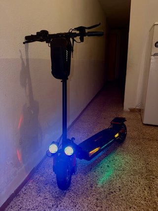 Patinete eléctrico con luces LED