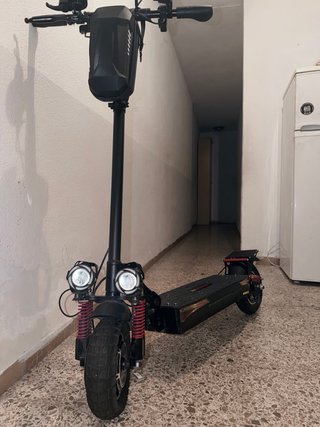 Patinete eléctrico con luces LED