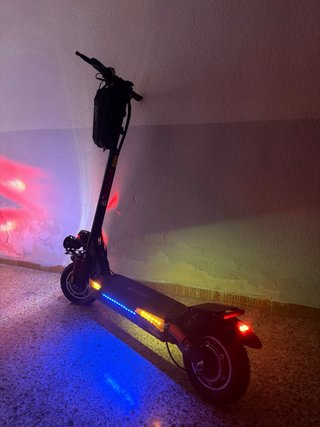Patinete eléctrico con luces LED