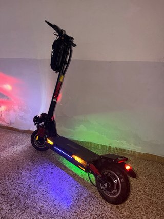 Patinete eléctrico con luces LED