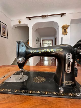 Máquina de coser antigua SIGMA con mueble
