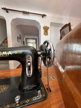 Máquina de coser antigua SIGMA con mueble
