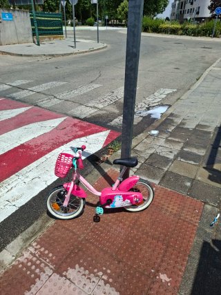 Bicicleta infantil rosa con ruedines