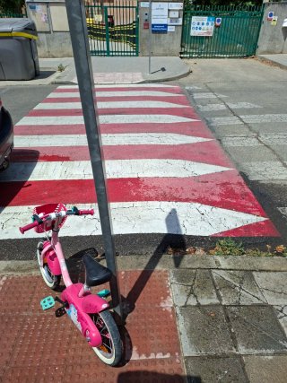 Bicicleta infantil rosa con ruedines