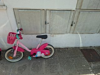 Bicicleta infantil rosa con ruedines