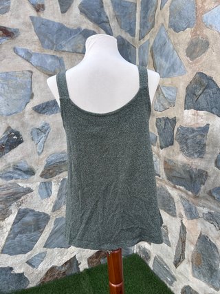 Top verde brillante con botones efecto madera