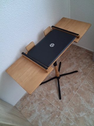 Tavolo portatile per laptop regolabile