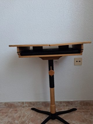 Tavolo portatile per laptop regolabile