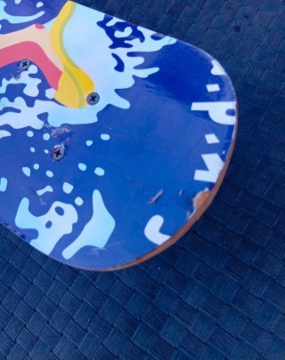 Patinete con diseño de surfista