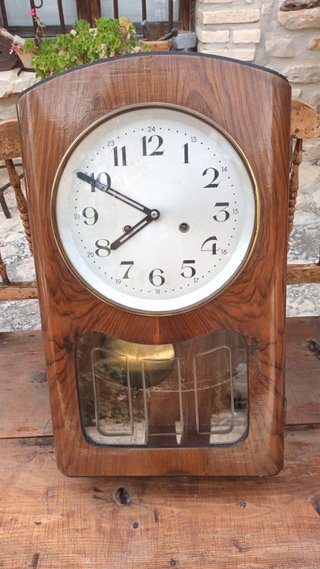 Reloj de pared antiguo de madera
