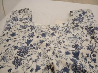 Pantalón estampado floral azul y blanco