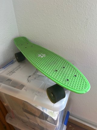 Casco y mini skate verde