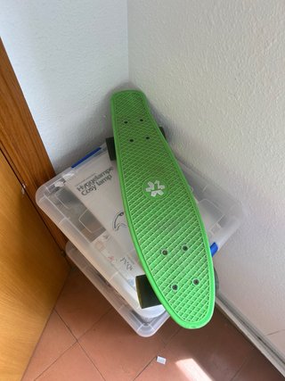 Casco y mini skate verde