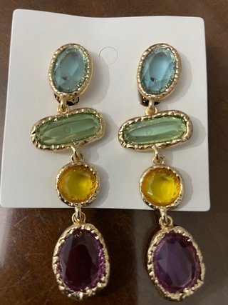 Pendientes largos con piedras de colores