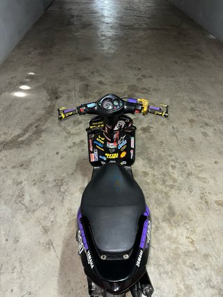 Yamaha Jog RR Scooter Negra y Morada