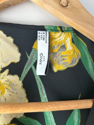 Blusa estampada flores negras y amarillas