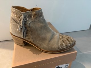 Botines Alpe Beige y Dorados Talla 38