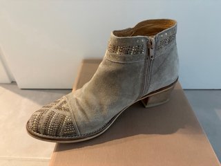 Botines Alpe Beige y Dorados Talla 38