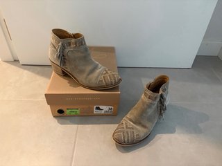 Botines Alpe Beige y Dorados Talla 38