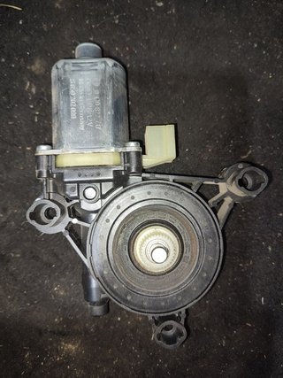 MOTOR ELEVALUNAS DELANTERO IZQUIERDO SKODA OCTAVI