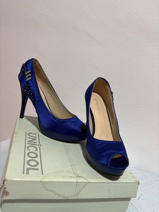 Tacones azules con pedrería. NUEVOS