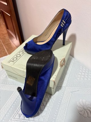 Tacones azules con pedrería. NUEVOS