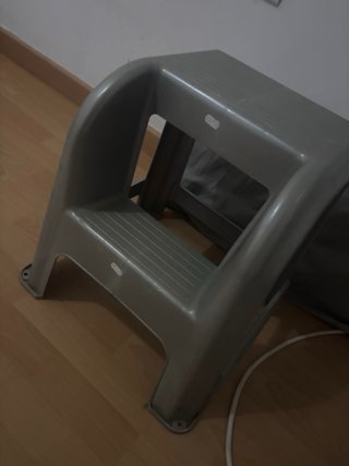 Escalera de plástico gris