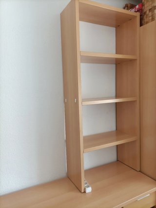 Escritorio de madera con estantería