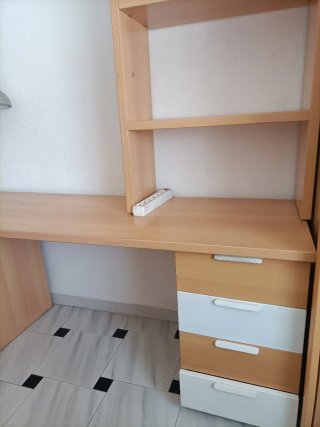 Escritorio de madera con estantería