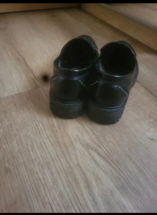 Zapatos negros con tachuelas