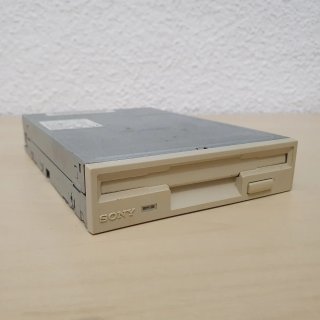 Disquetera Sony MPF920 de 3.5 pulgadas.