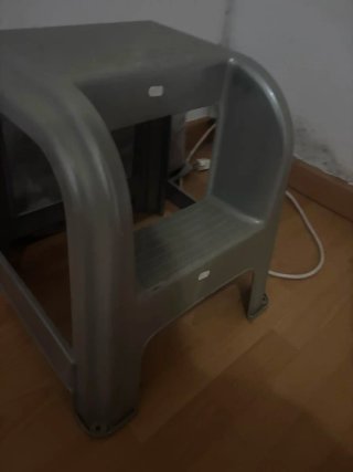 Escalera de plástico gris