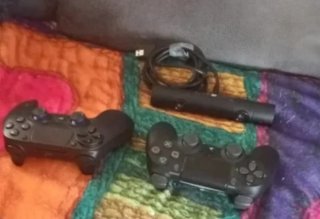 Consola PS4 Slim + 2 mandos, cámara y 4 juegos