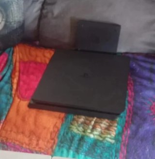 Consola PS4 Slim + 2 mandos, cámara y 4 juegos