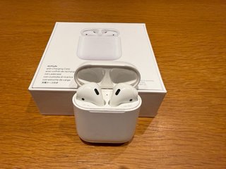 Apple AirPods con estuche de carga