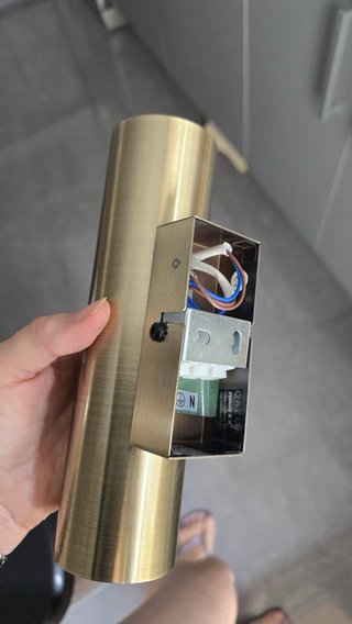 Foco de pared dorado metálico