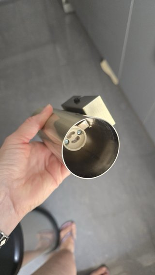 Foco de pared dorado metálico