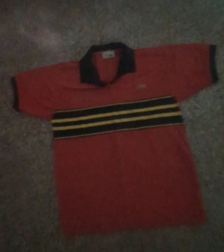 Polo Lacoste vintage rojo con franjas negras y ama
